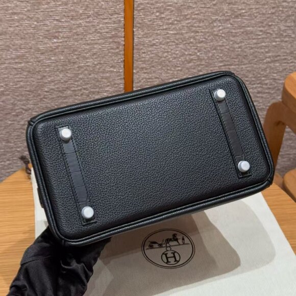 Classic Hermes Bag: A Stylish and Versatile Choice for Elegance - Picture 6 of 6